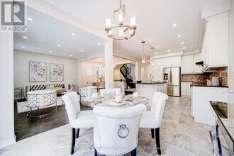385 Dahlia Trail in Oakville, ON - Building Photo - Building Photo