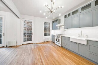 422 Hudson St, Unit 3 in New York, NY - Building Photo - Building Photo