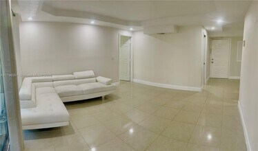 2700 Riverside Dr in Coral Springs, FL - Building Photo - Building Photo