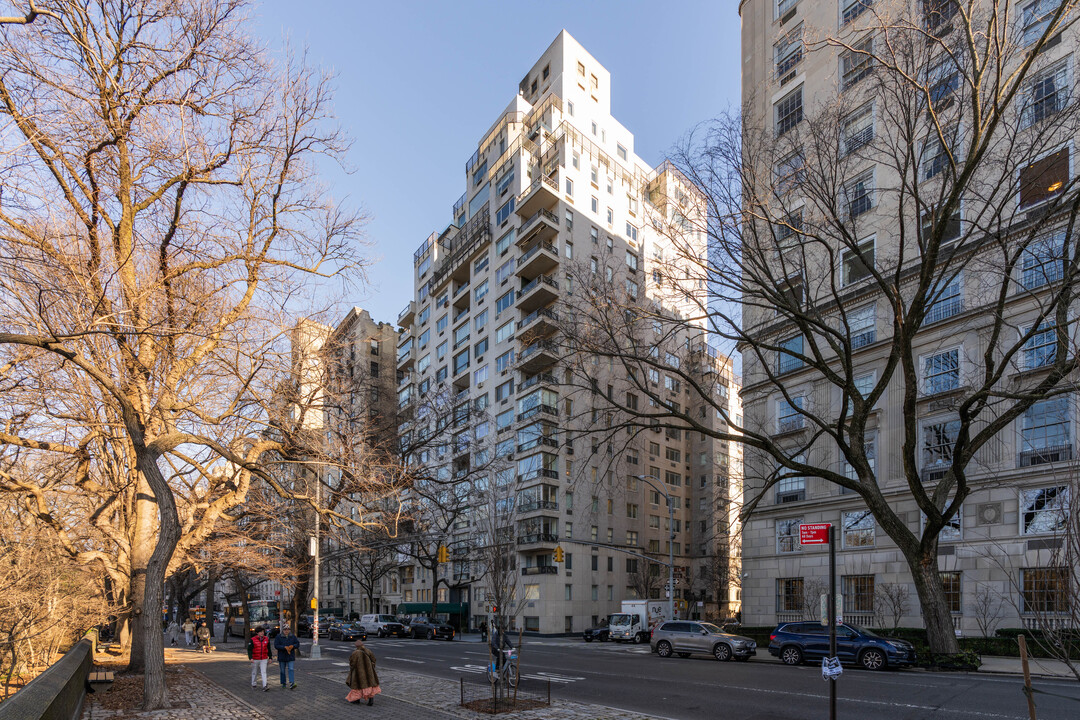 923 Fifth Ave in New York, NY - Building Photo