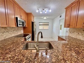 661 Squire Cir, Unit 101 in Naples, FL - Building Photo