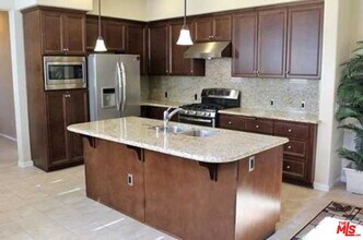 20329 Paseo Los Arcos in Los Angeles, CA - Foto de edificio - Building Photo