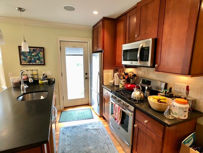31 Jamaica St, Unit 1 in Boston, MA - Building Photo - Building Photo