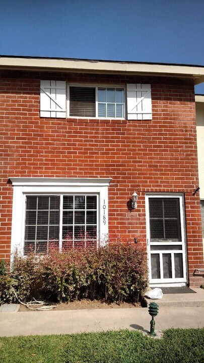 10189 Holburn Dr in Huntington Beach, CA - Building Photo