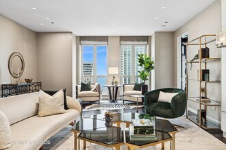 11 E Walton St in Chicago, IL - Building Photo - Building Photo