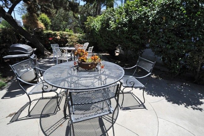 10924 Camarillo St in Los Angeles, CA - Foto de edificio - Building Photo