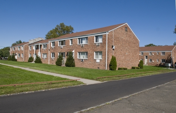 Pineview Gardens in Plainfield, NJ - Foto de edificio - Building Photo