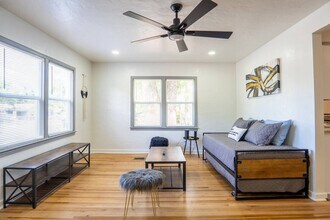 2317 E Crystal Lake Ave in Orlando, FL - Building Photo - Building Photo