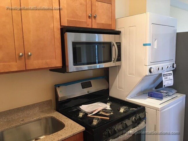 120 Gladstone St, Unit 2, Unit 2