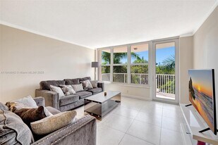 3181 S Ocean Dr in Hallandale Beach, FL - Building Photo