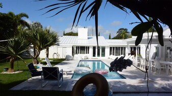 9007 NE 10th Ave in Miami, FL - Building Photo