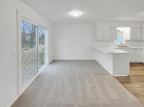 8232 Sumter Ave N in Minneapolis, MN - Building Photo - Building Photo