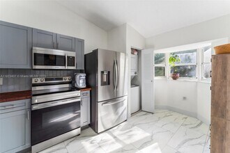 2140 NW 78th Ave, Unit 204 in Pembroke Pines, FL - Foto de edificio - Building Photo