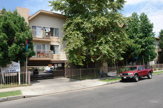 Walnut Point Apartments in Canoga Park, CA - Building Photo - Building Photo