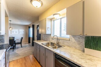 954 S Miller St in Lakewood, CO - Building Photo - Building Photo