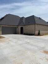 4604 Enclave Dr in Norman, OK - Building Photo