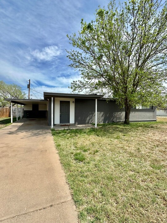2401 Field St in San Angelo, TX - Foto de edificio