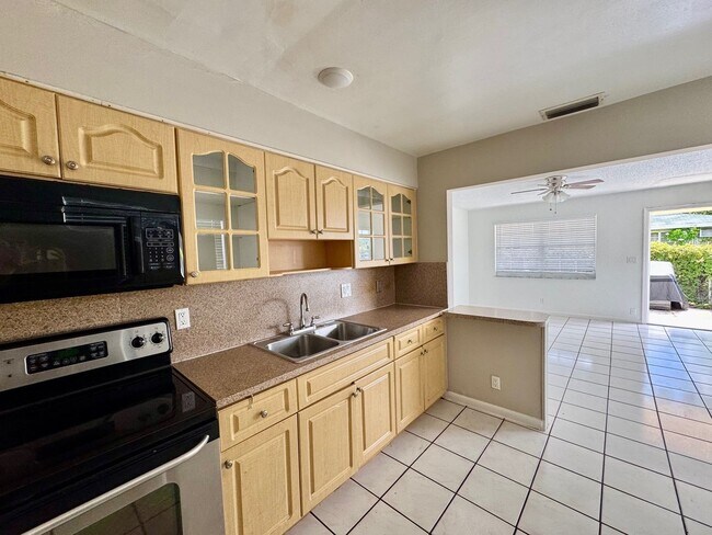 718-720-720 SW 7th St in Hallandale Beach, FL - Building Photo - Building Photo