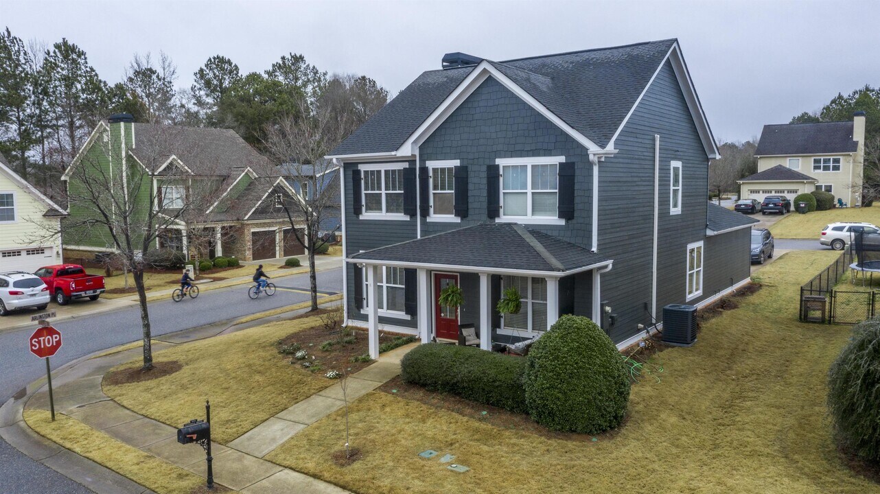 1011 Fair Hill Dr in Bogart, GA - Building Photo