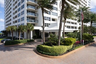 Whitehall Condominium in Boca Raton, FL - Building Photo - Building Photo