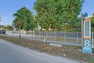 2000 Jackson St in Hollywood, FL - Building Photo - Building Photo