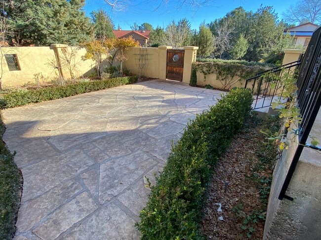 555 Mountain Shadows Dr in Sedona, AZ - Building Photo - Building Photo