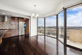 3350 McCue Rd in Houston, TX - Foto de edificio - Building Photo