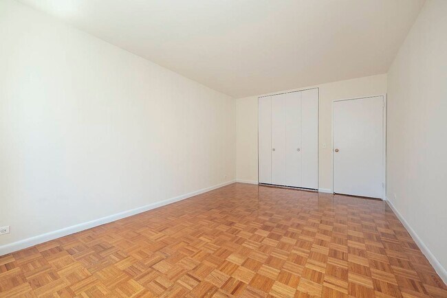 211 W 56th St in New York, NY - Building Photo - Building Photo