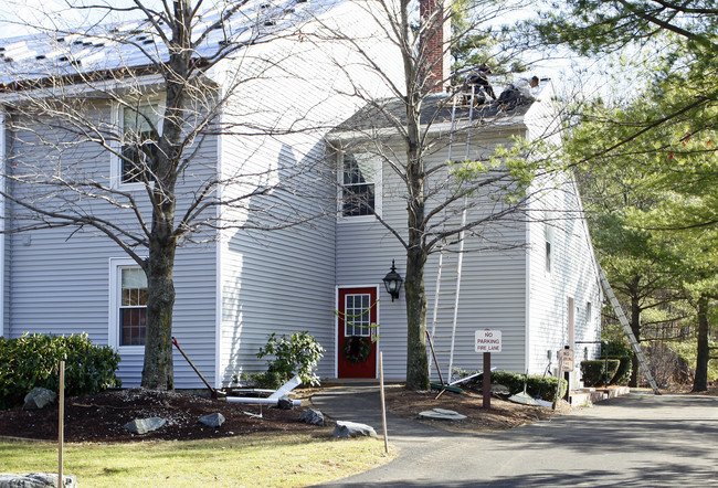 Hollyberry Hill in Hooksett, NH - Foto de edificio - Building Photo