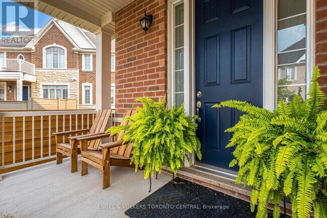 89 Maple Fields Cir in Aurora, ON - Building Photo - Building Photo