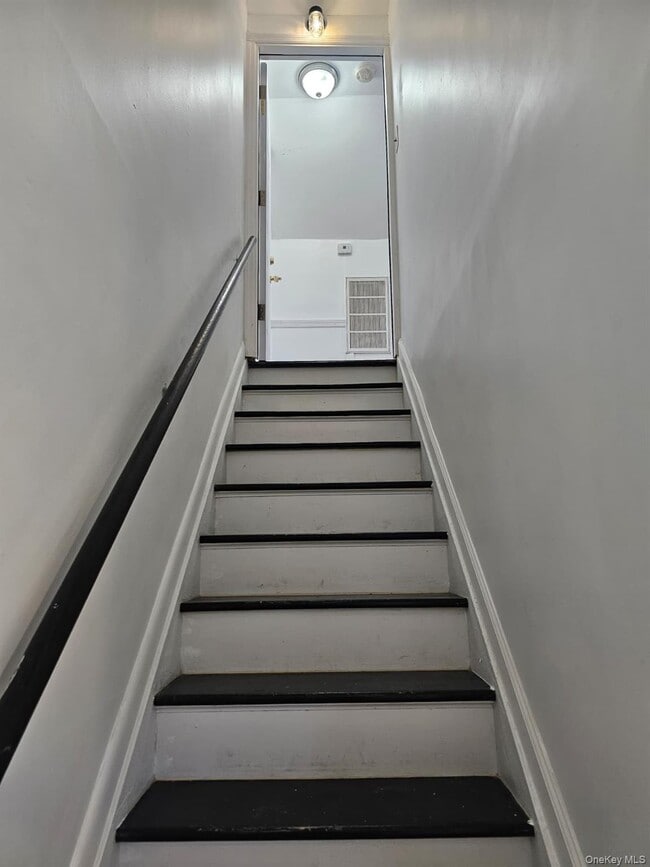 7 Montgomery St in Brentwood, NY - Building Photo - Building Photo