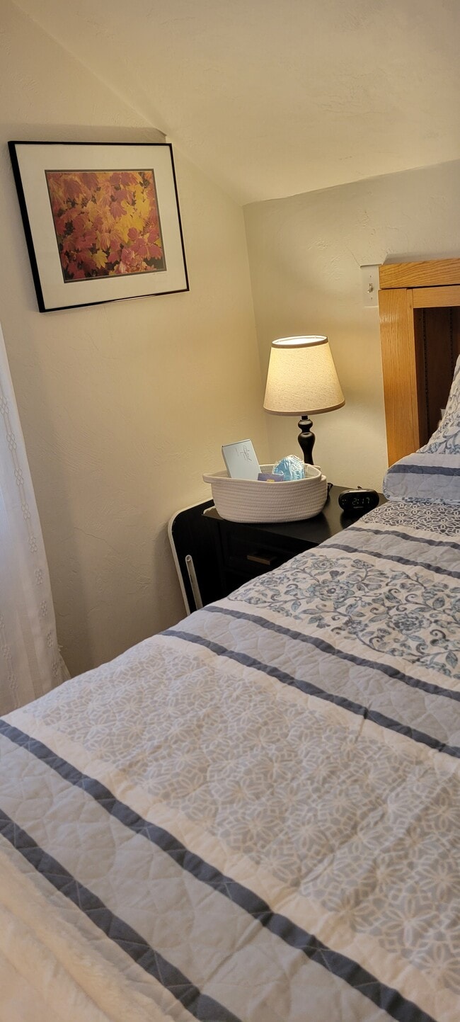 1055 NE Grandview Dr in Roseburg, OR - Building Photo - Building Photo