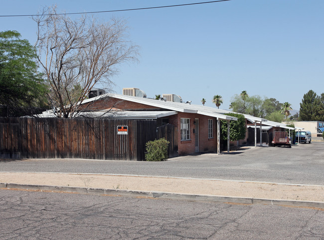 2301 N Forgeus Ave in Tucson, AZ - Foto de edificio - Building Photo