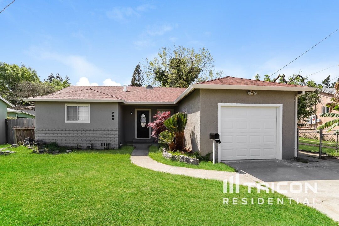 200 Clinton St in Yuba City, CA - Building Photo