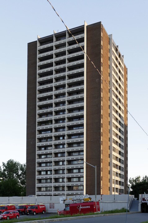 Plaza Towers in Ottawa, ON - Building Photo