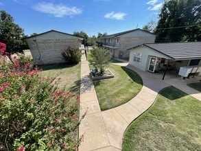 1502 NW Kingsbury Ave in Lawton, OK - Foto de edificio - Building Photo