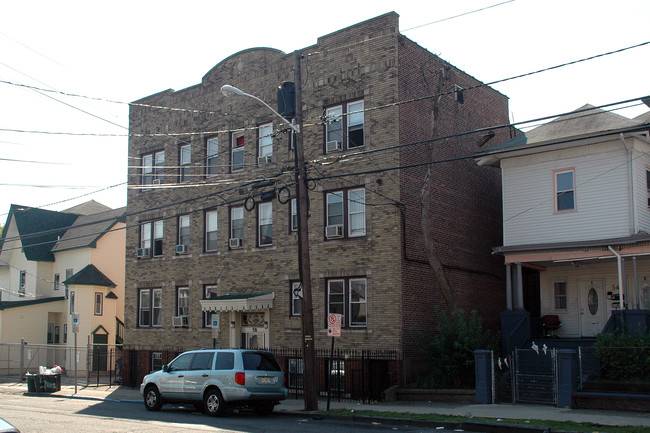 58-60 E 17th St in Paterson, NJ - Foto de edificio - Building Photo