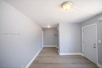 6080 W Flagler St in Miami, FL - Building Photo - Building Photo