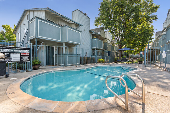 College Glen Apartments in Sacramento, CA - Building Photo - Building Photo