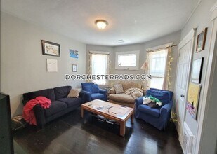 21 Rowell St, Unit 2 in Boston, MA - Foto de edificio - Building Photo