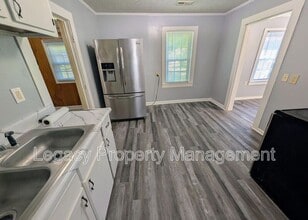 712 S Kirkman St in Liberty, NC - Building Photo - Building Photo