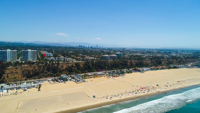 132 San Vicente Blvd, Unit B in Santa Monica, CA - Building Photo - Building Photo