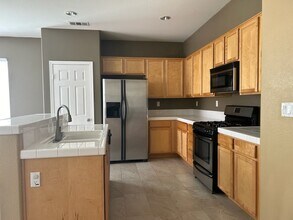 1632 Serval Way in Palmdale, CA - Foto de edificio - Building Photo