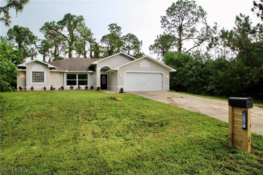 6112 Kramer Ave in Tice, FL - Foto de edificio