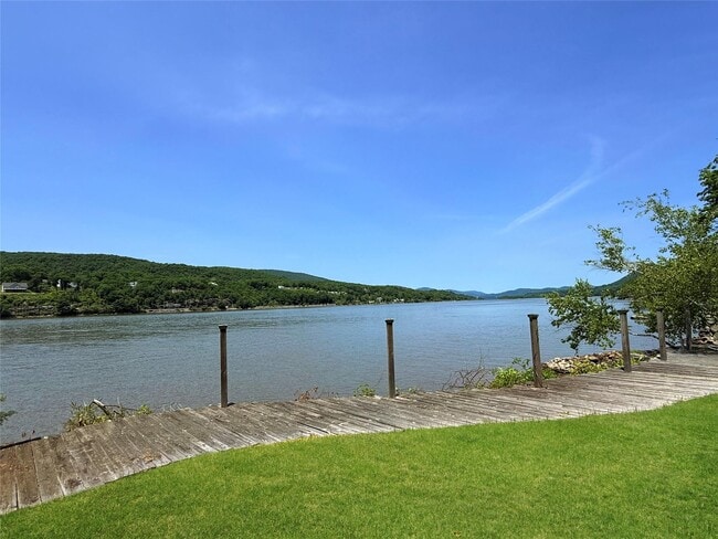 10 Hudson River Ln in Garrison, NY - Building Photo - Building Photo