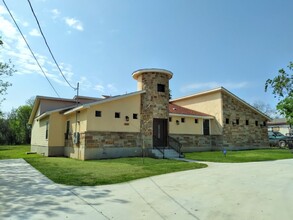 233 Esmeralda Drive in San Antonio, TX - Building Photo - Interior Photo