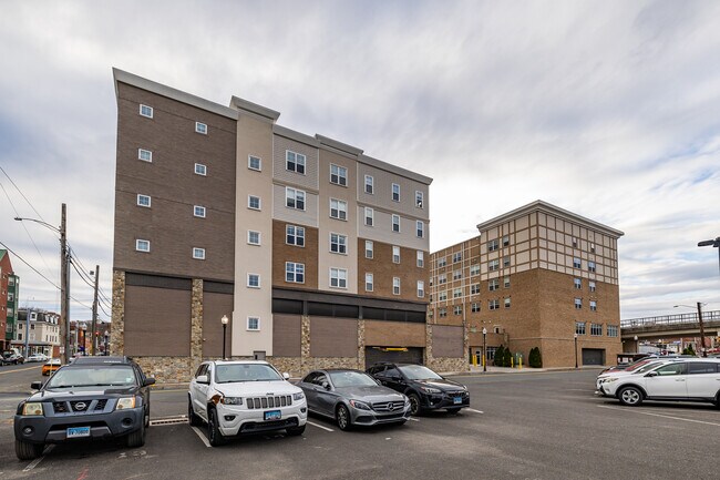 427 Howe Ave in Shelton, CT - Building Photo - Building Photo