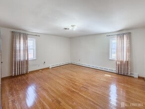 19 Holmes St in Carteret, NJ - Foto de edificio - Building Photo