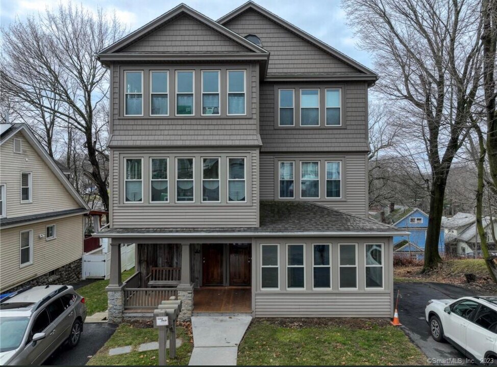 29 Lexington Ave in Waterbury, CT - Building Photo