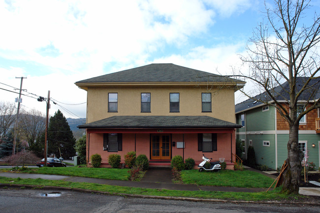 8208 N Edison St in Portland, OR - Foto de edificio - Building Photo